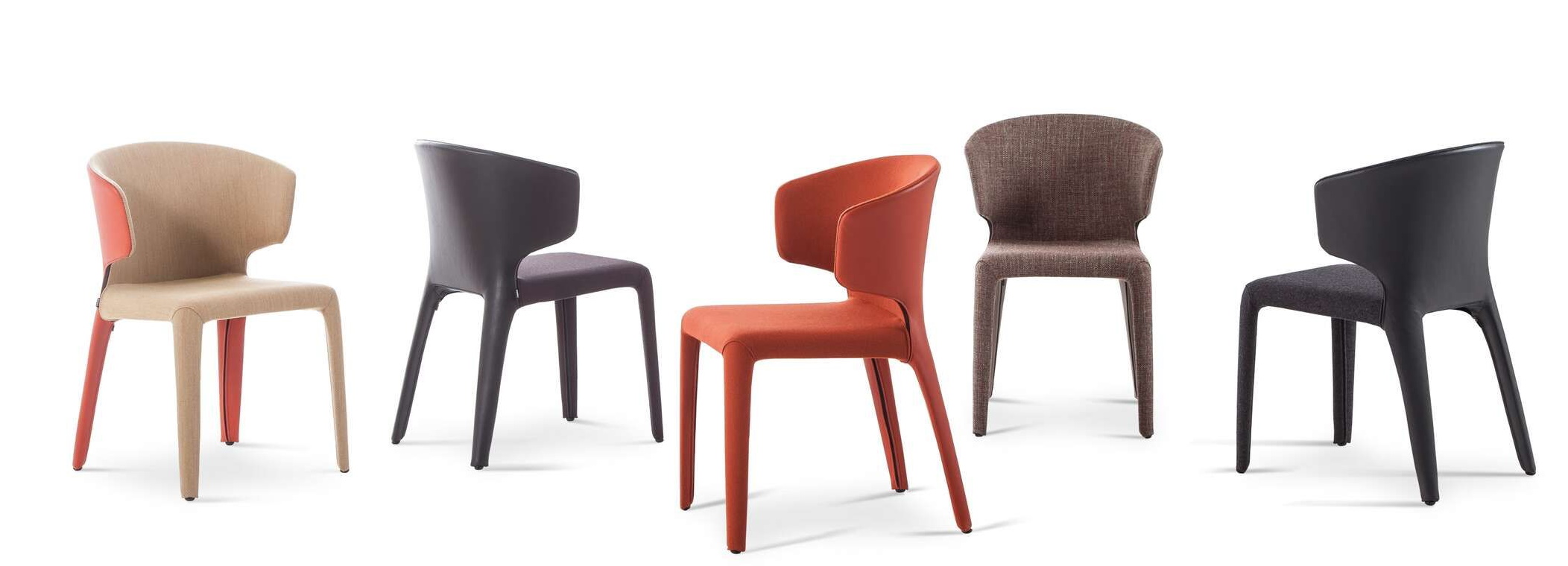 Mehrere Cassina Hola Stühle in verschiedenen Farben und Stoffen auf weißem Hintergrund. Designermöbel.