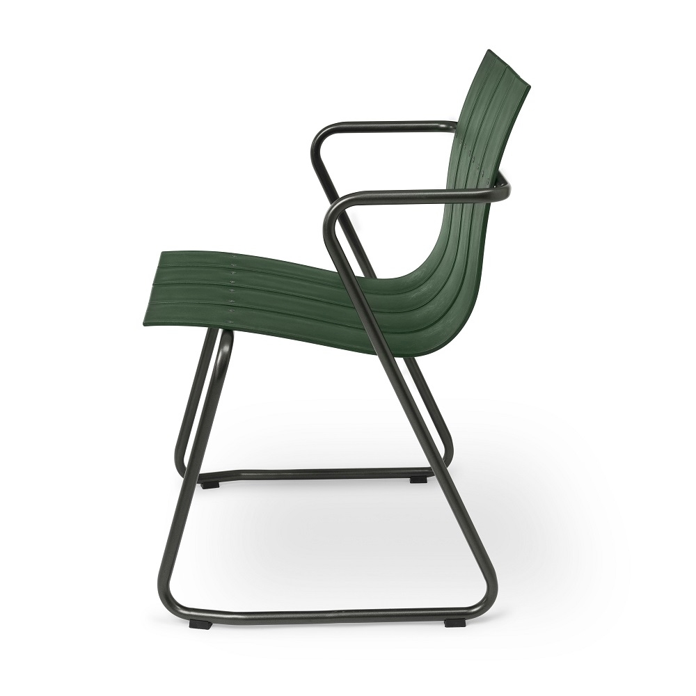 Grüner Ocean Chair Outdoor Stuhl von Mater OC2, Seitenansicht. Gartenstuhl mit Armlehnen und Stahlgestell.