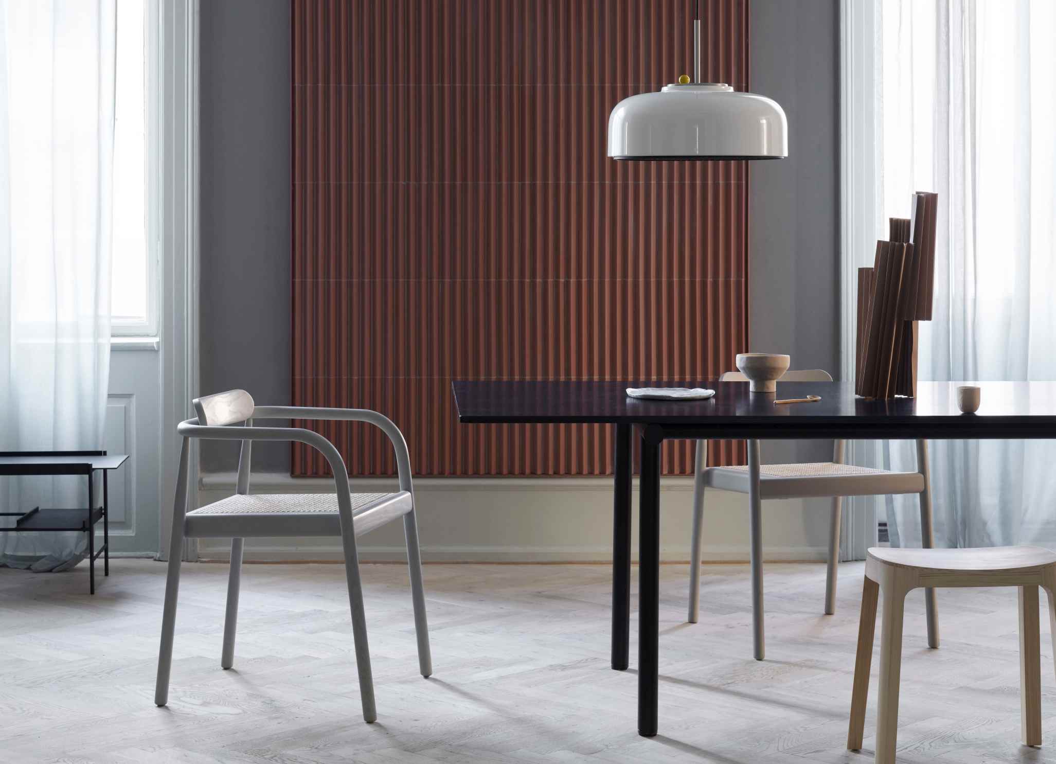 Esszimmer mit Podgy Pendant Pendelleuchte in Marineblau von Please Wait to be Seated.