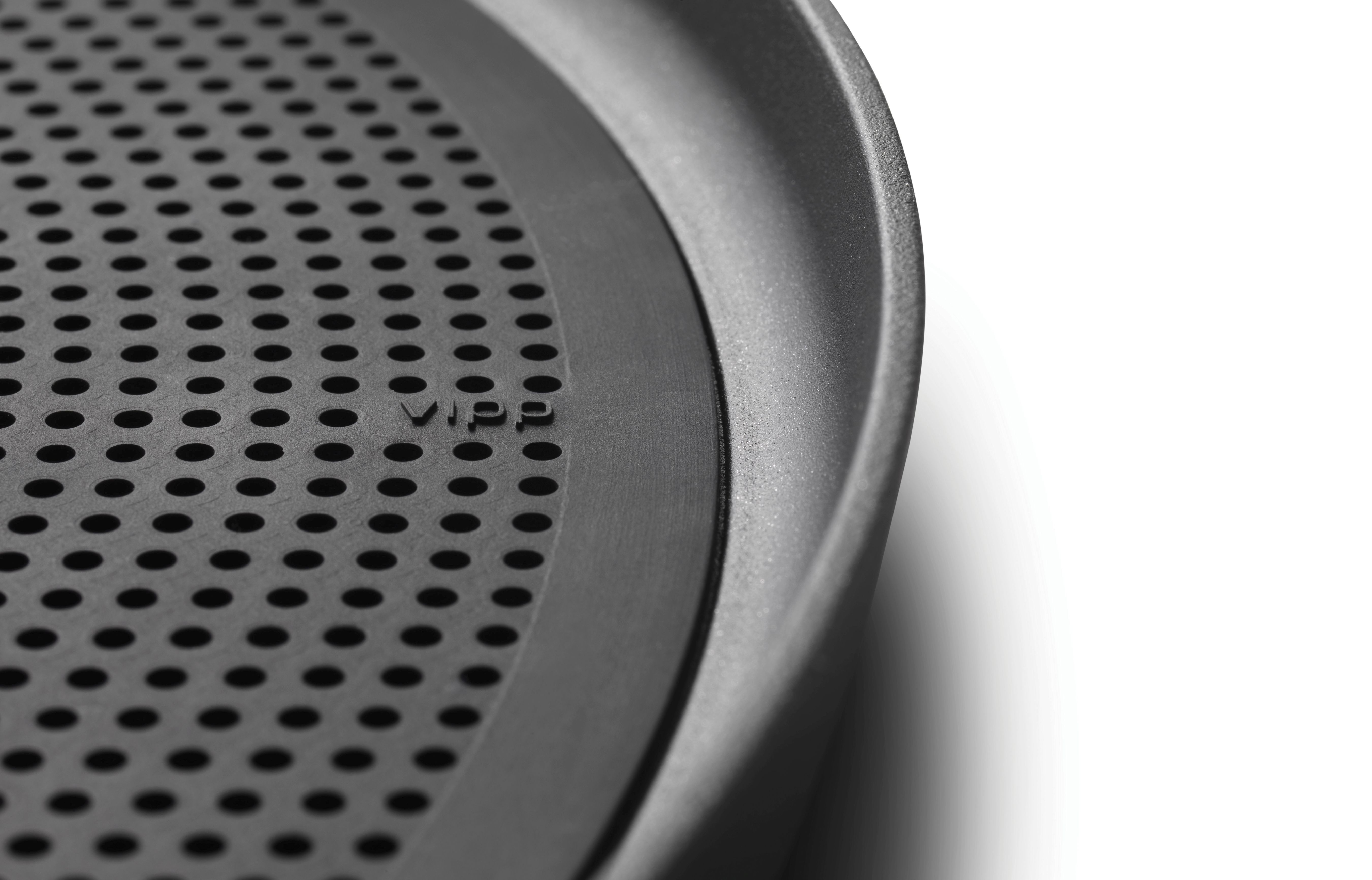 Detailaufnahme des Vipp Tabletts: Schwarzes, gelochtes Metalltablett mit Rand, modernes Küchendesign.