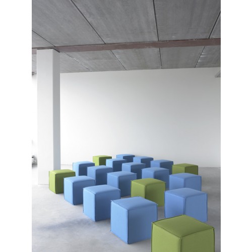 Viele blaue und grüne Space Hocker, Sitzhocker, Würfelhocker im modernen Raum.