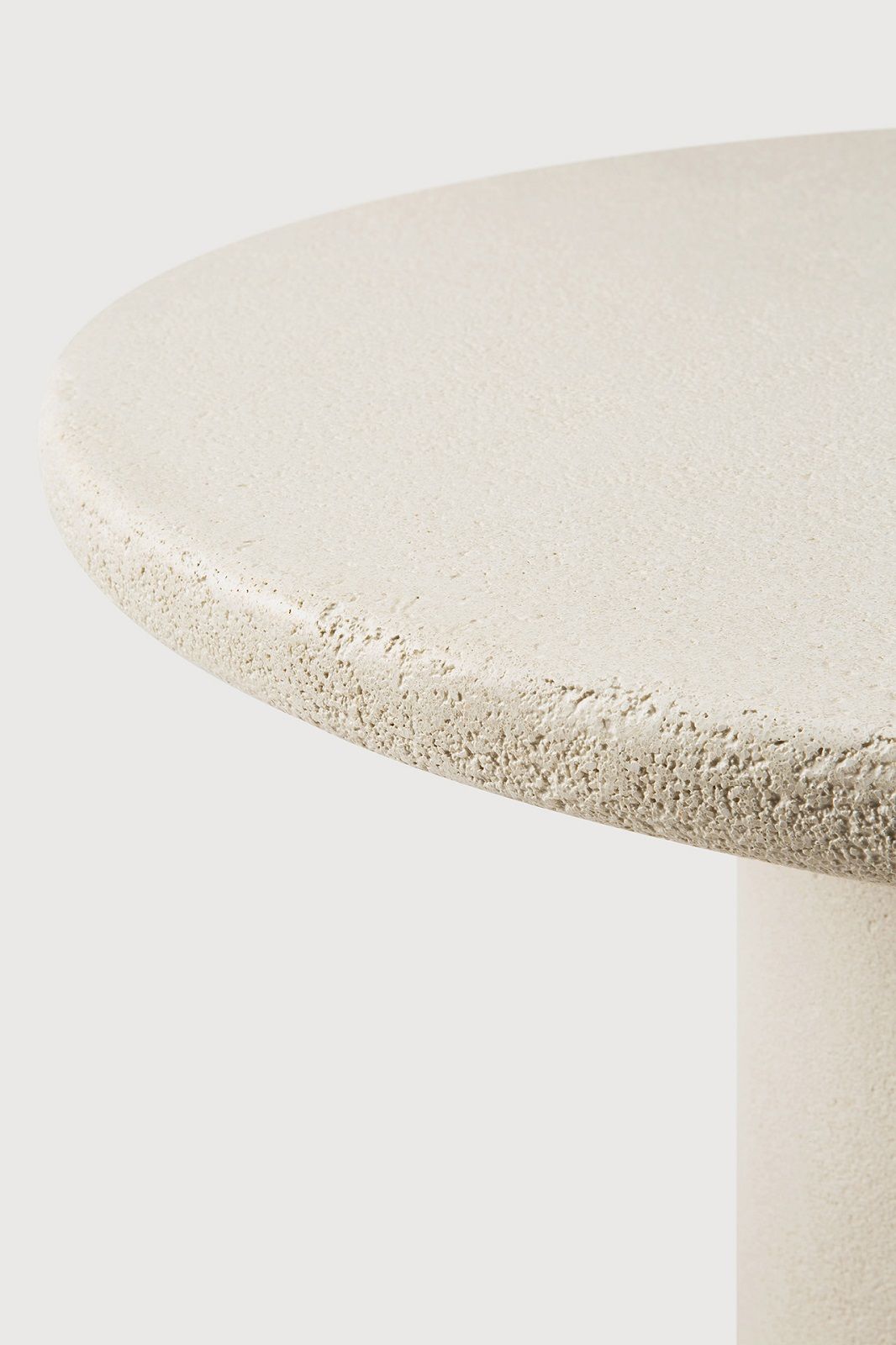 Detailaufnahme der Tischplatte des runden Ethnicraft Elements Esstischs mit rauer, beiger Oberfläche.