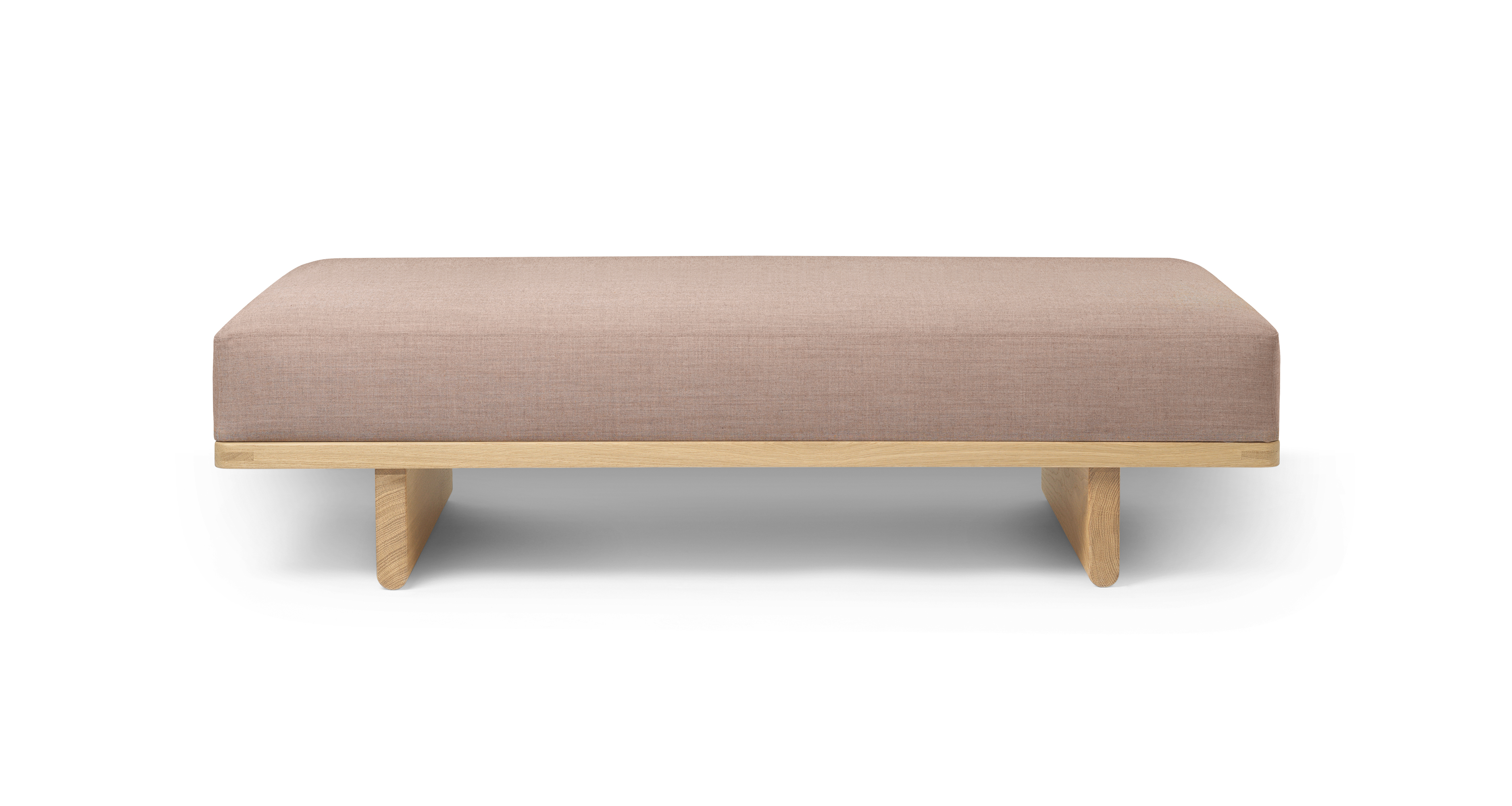 Daybed BM0865 von Carl Hansen: Modernes Tagesbett mit hellbraunem Bezug und hellem Holzgestell.