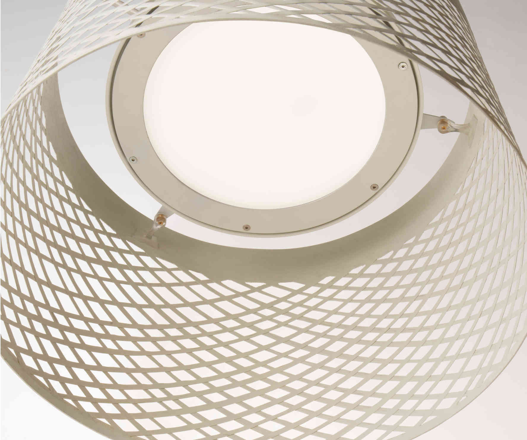 Detailaufnahme der Twiggy Grid Pendelleuchte von Foscarini, moderne LED-Lampe mit Gitterstruktur für Außenbereiche.
