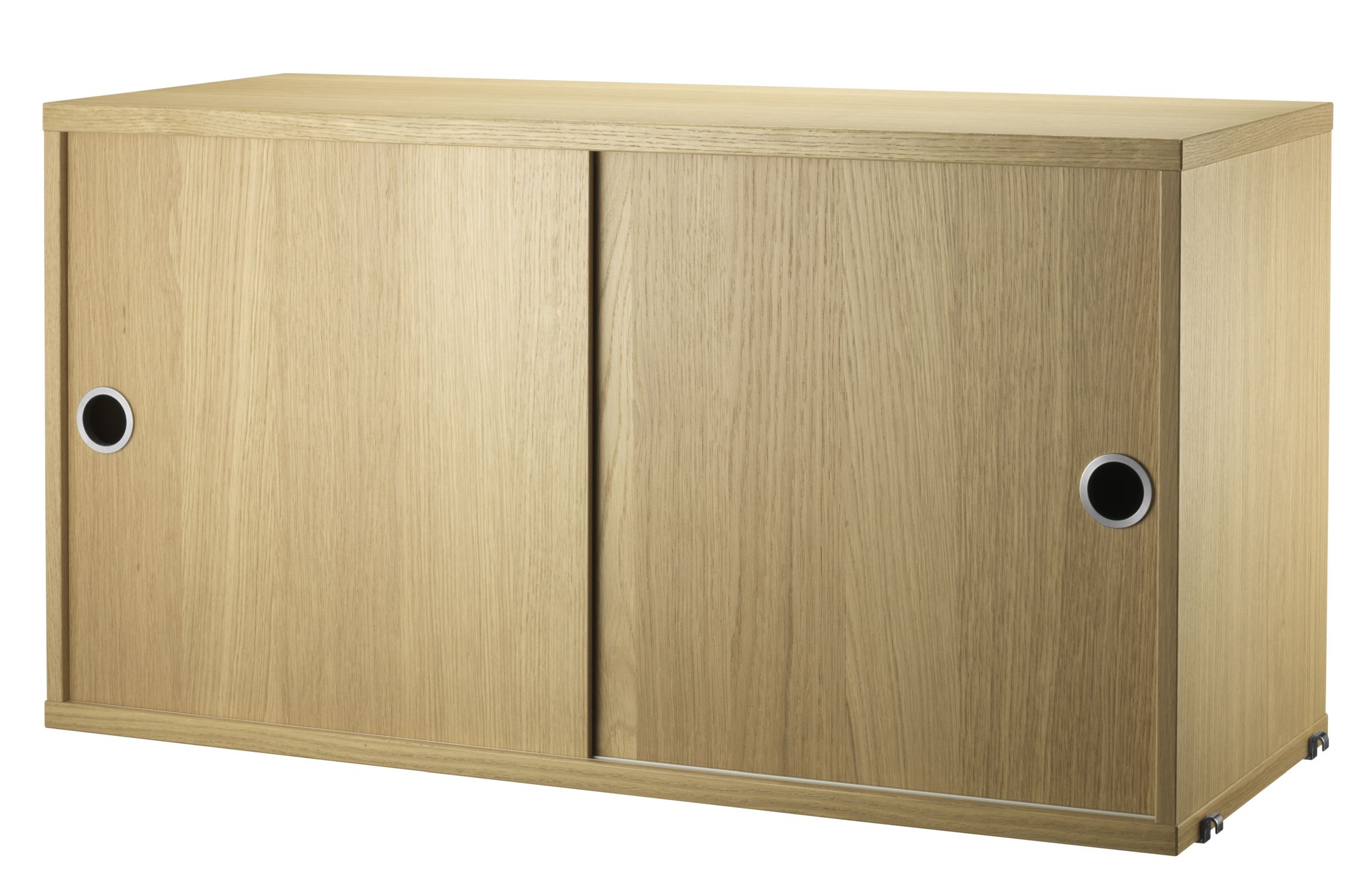 String Furniture Schrankelement aus Eiche mit Schiebetüren für moderne Wohnraumgestaltung.