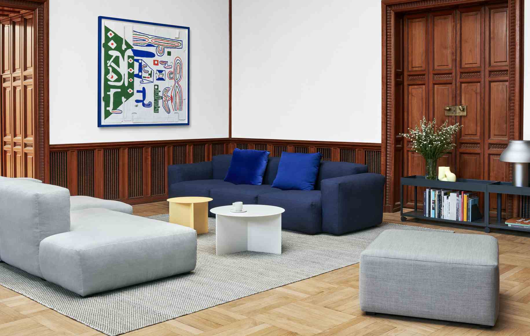 Mags Ottoman in Warmgrau: Kleiner, grauer Hocker/Fußhocker von Hay im modernen Wohnzimmer.