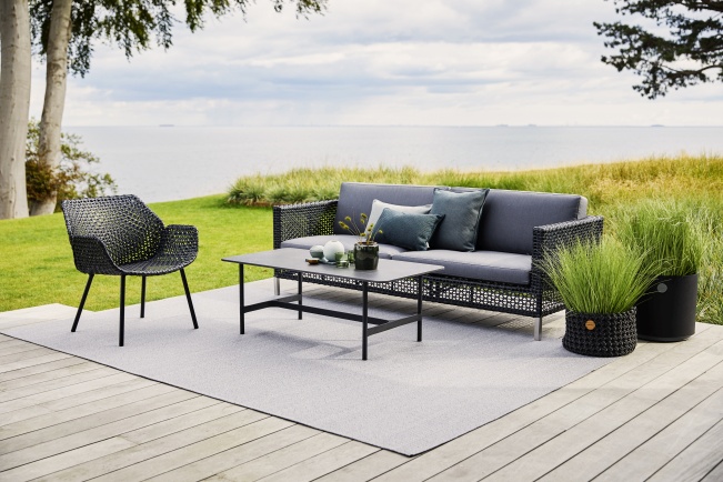 Connect 3-Sitzer Sofa mit grauen Polstern und passendem Sessel für den Garten oder die Terrasse.