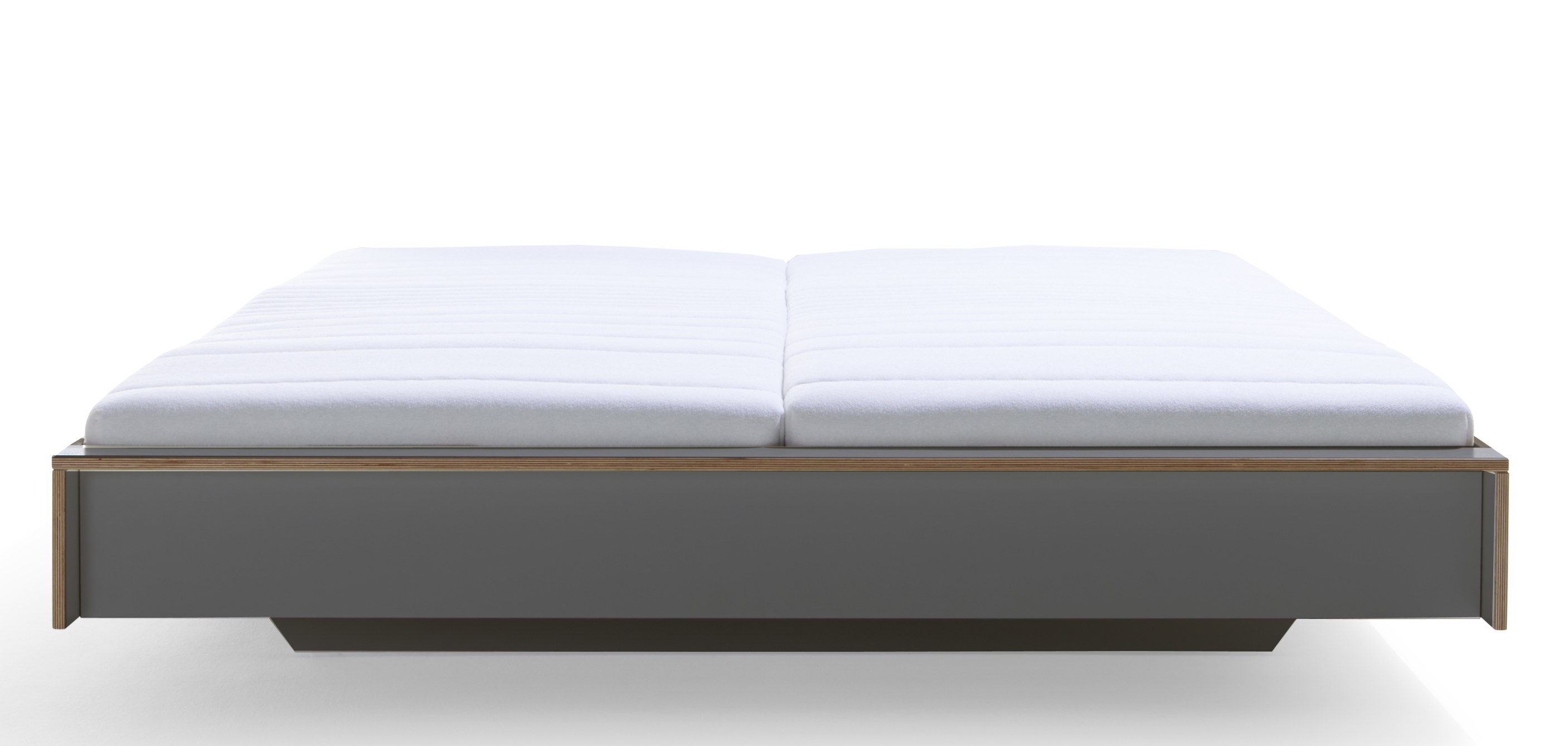 Anthrazitfarbenes Flai Doppelbett von Müller Möbelwerkstätten mit weißer Matratze. Modernes Design für Schlafzimmer.