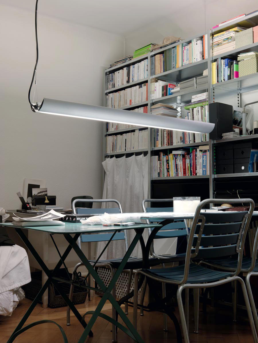 Moderne Updown Pendelleuchte von Belux in Schwarz über einem Esstisch, dimmbare LED-Hängeleuchte für Wohnraumbeleuchtung.