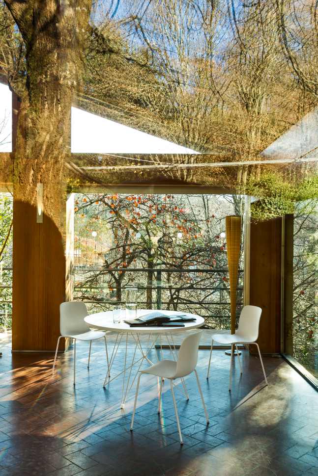 Tavolo XZ3 Tisch von Magis, runder Esstisch in Weiß mit Stühlen in modernem Ambiente.