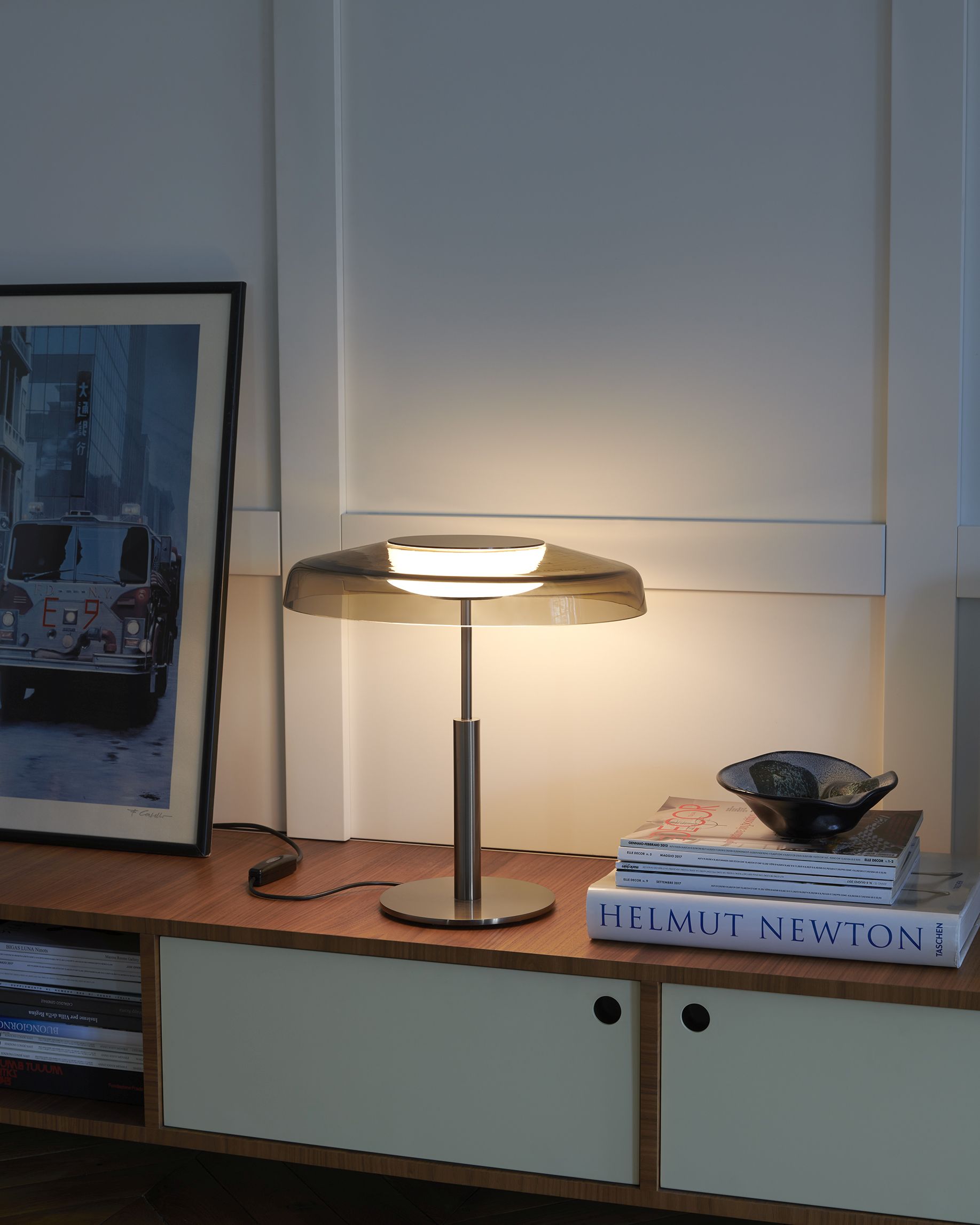 Dora Tischleuchte von Oluce: Moderne Designlampe mit grauem Schirm auf Kommode.