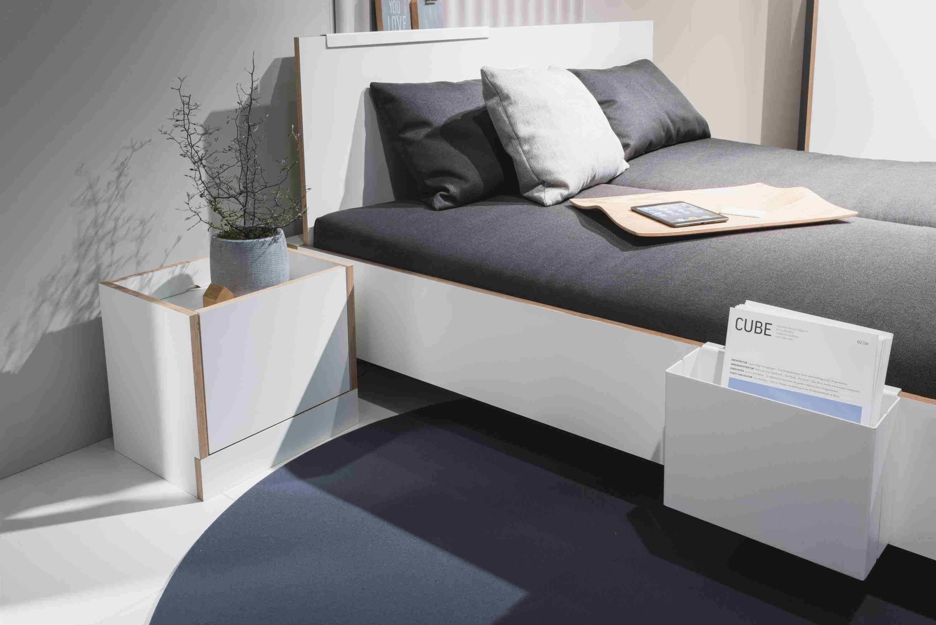 Anthrazitfarbenes Flai Doppelbett von Müller Möbelwerkstätten mit Nachttisch und Ablage, modernes Schlafzimmer Design.