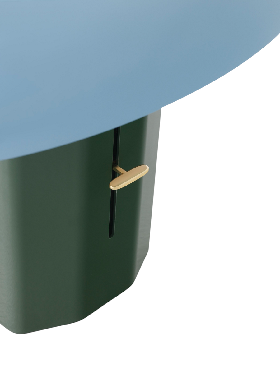 Detailaufnahme: Montera JH42 Tischleuchte von AndTradition, grün, blau und goldfarbener Schalter.