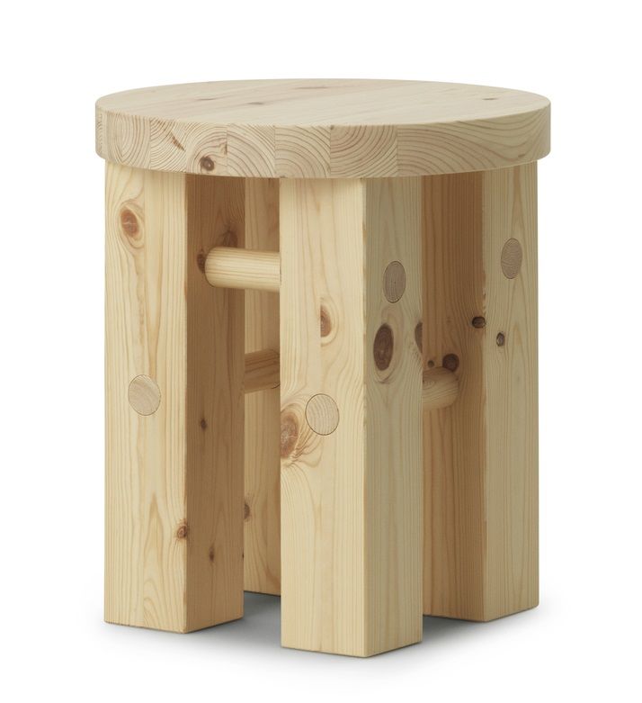 Fyr Stool Hocker von Normann Copenhagen aus hellem, unbehandeltem Kiefernholz mit runder Sitzfläche.
