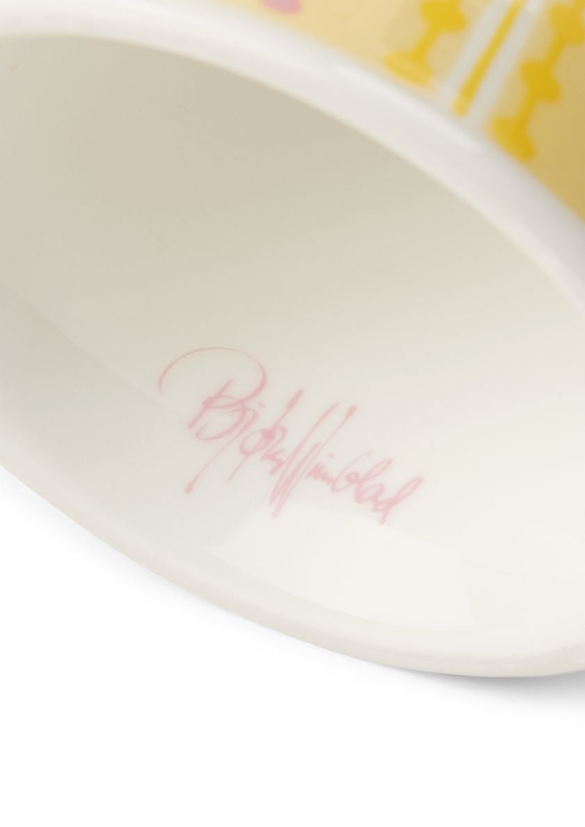 Detailansicht des Bjørn Wiinblad Eva Übertopfs mit Signatur in Pink.