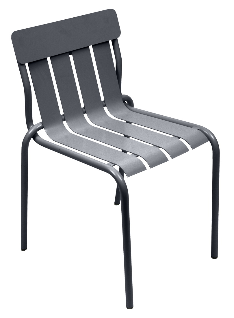 Grauer Stripe Chair Stuhl von Fermob für den Außenbereich, mit Lattenstruktur und minimalistischem Design.