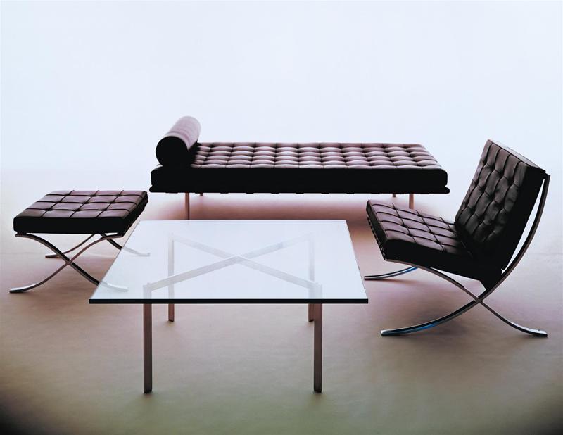 Barcelona Relax Liege von Knoll International mit Sessel, Hocker und Glastisch.