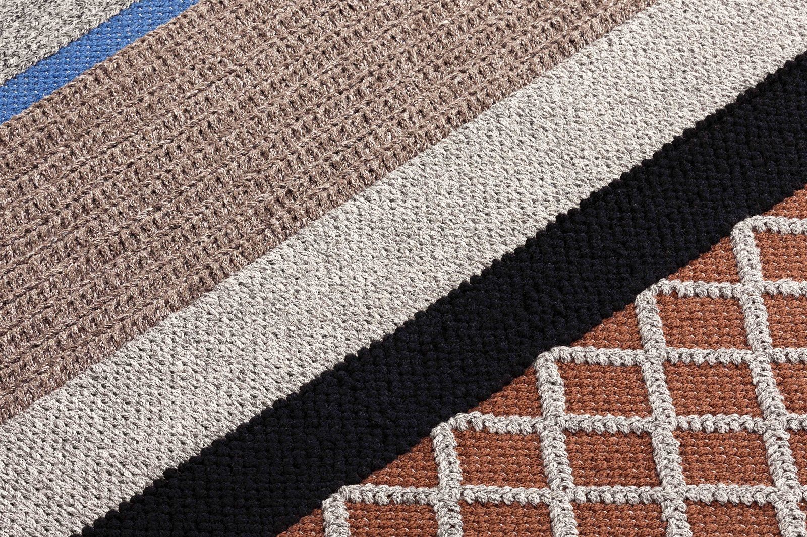 Detailaufnahme des Mangas Outdoor Teppichs mit Streifen und Karomuster in verschiedenen Farben.