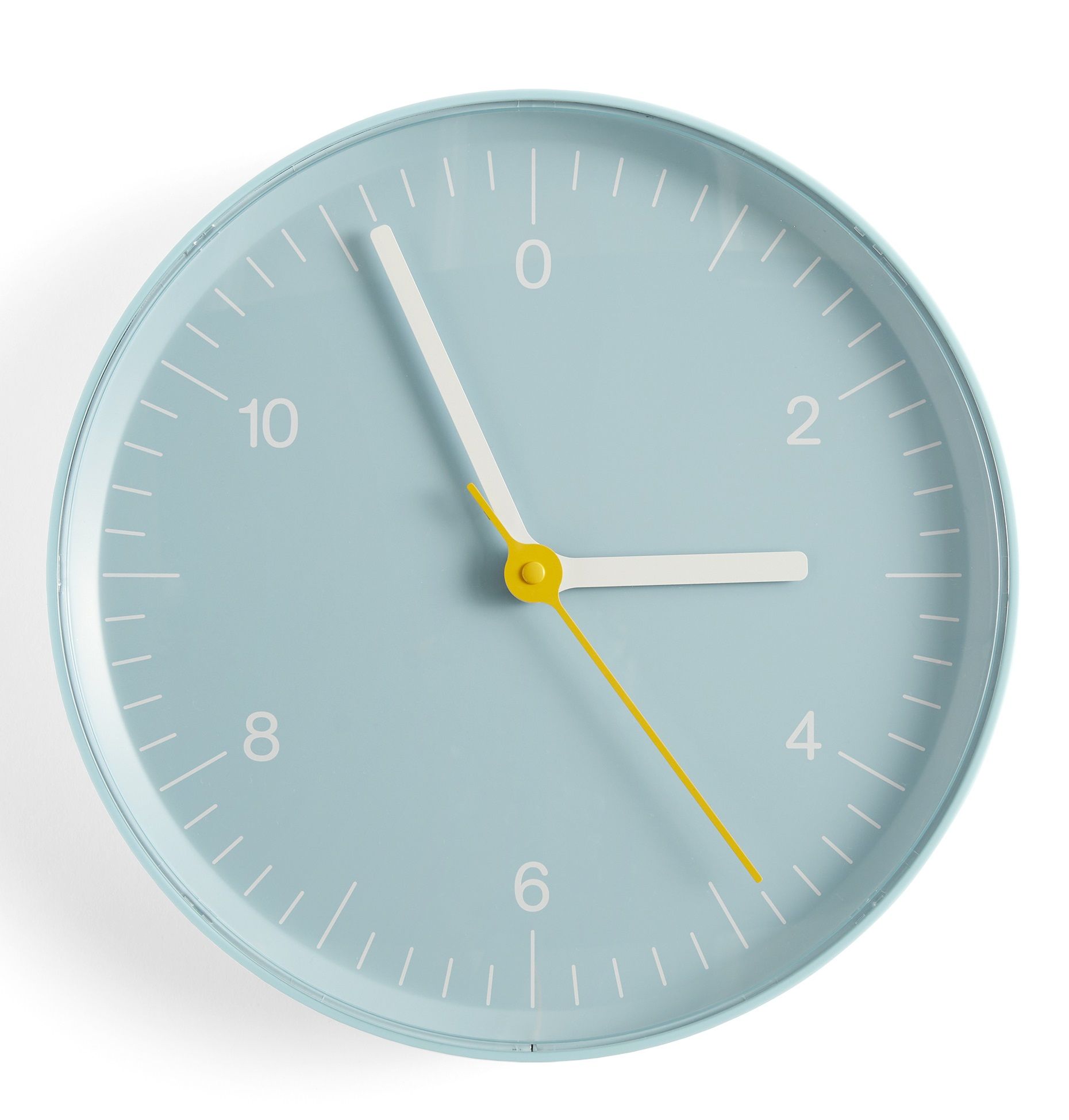 Helle, blaue Hay Wanduhr mit gelbem Sekundenzeiger und minimalistischem Design für moderne Wohnräume.