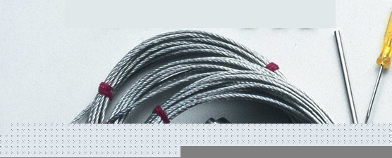 BAKARÚ 3 Spezialseile von Ingo Maurer, aufgerollt, mit rotem Band fixiert, Zubehör.