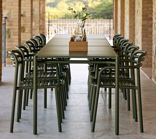 Rechteckiger, grüner Bliss Esstisch von Cane-Line mit passenden Stühlen für den Außenbereich.
