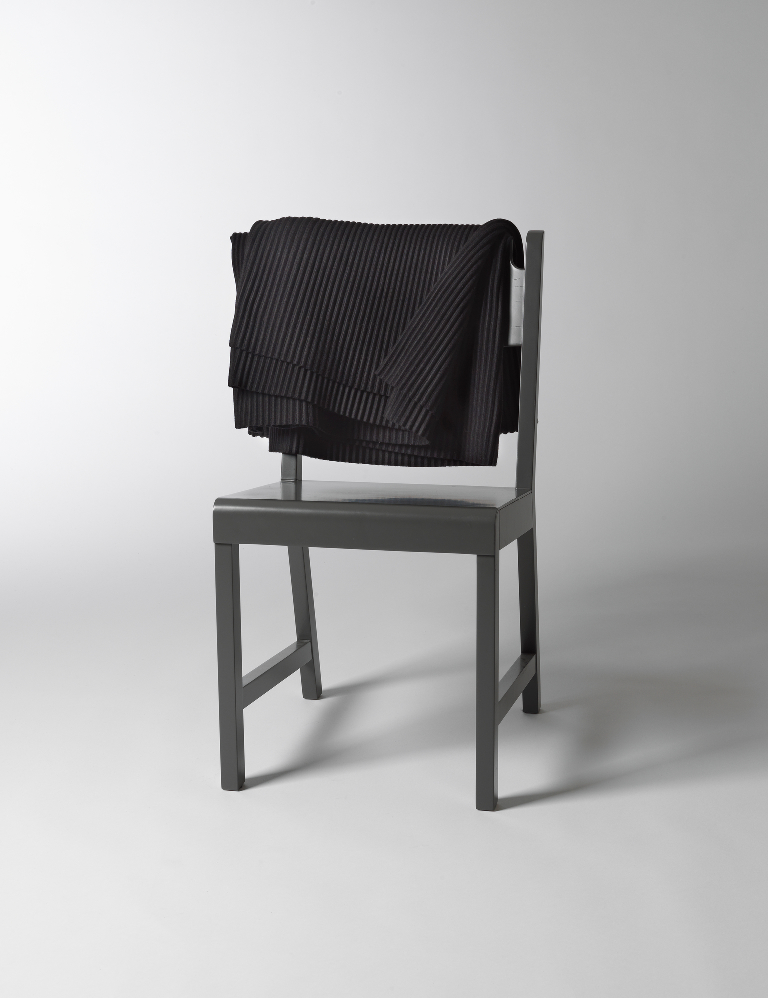 Schwarze Pleece Decke von Design House Stockholm auf einem Stuhl, weiche Wohndecke.