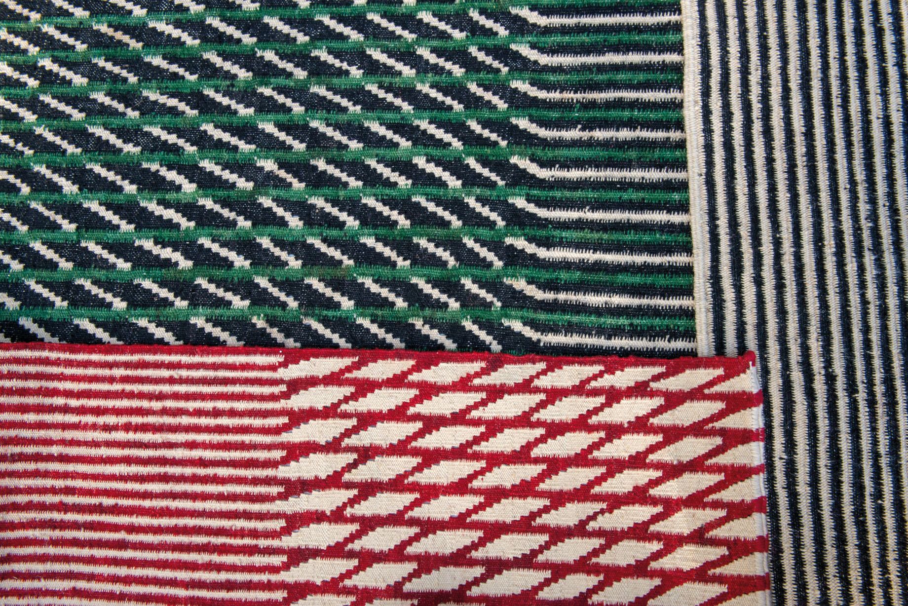Detailaufnahme des Nanimarquina Blur Teppichs mit Streifenmuster in Rot, Grün und Blau.