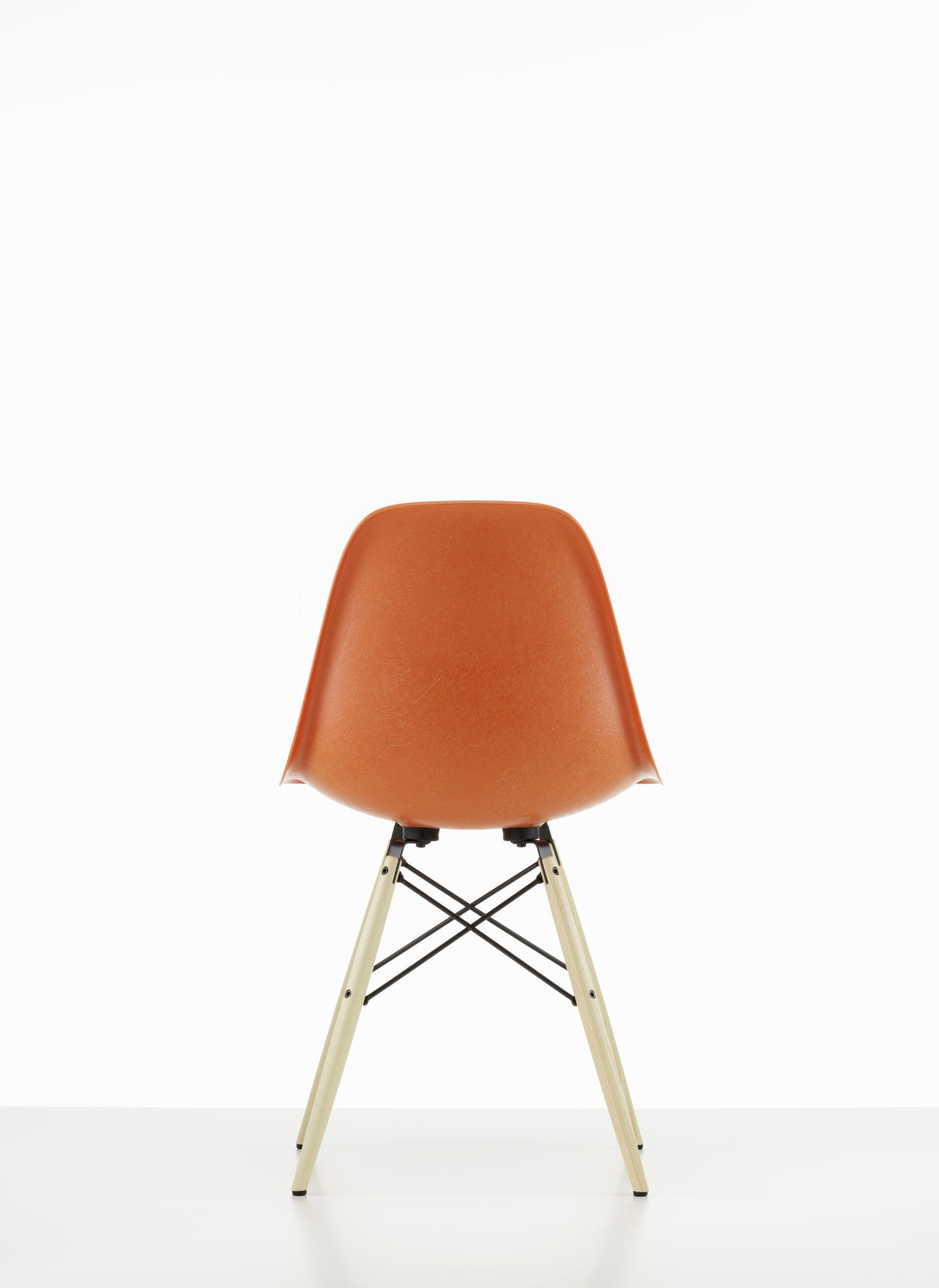 Eames DSW Stuhl in Navy Blue mit honigfarbenem Eschenholzgestell, Rückansicht. Designklassiker von Vitra.
