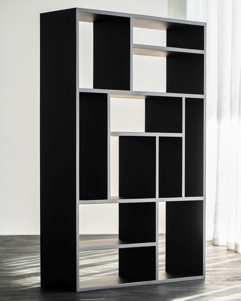 Schwarzes M Regal aus Eiche von Ethnicraft (B 104) mit asymmetrischer Fächeraufteilung.