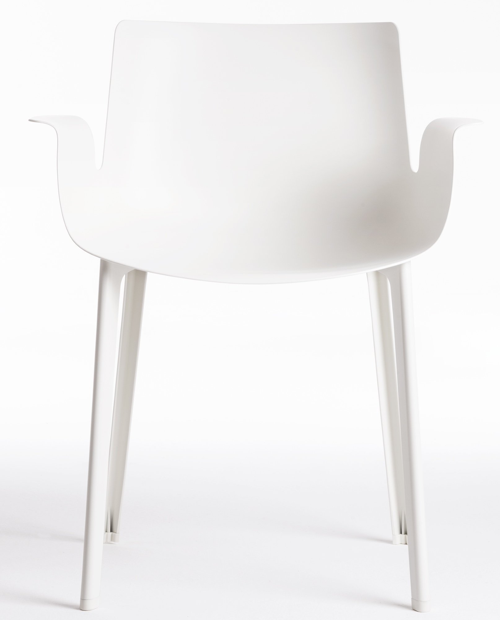 Weißer Piuma Stuhl von Kartell: Moderner Designstuhl mit Armlehnen, ideal für Esszimmer und Wohnbereich.