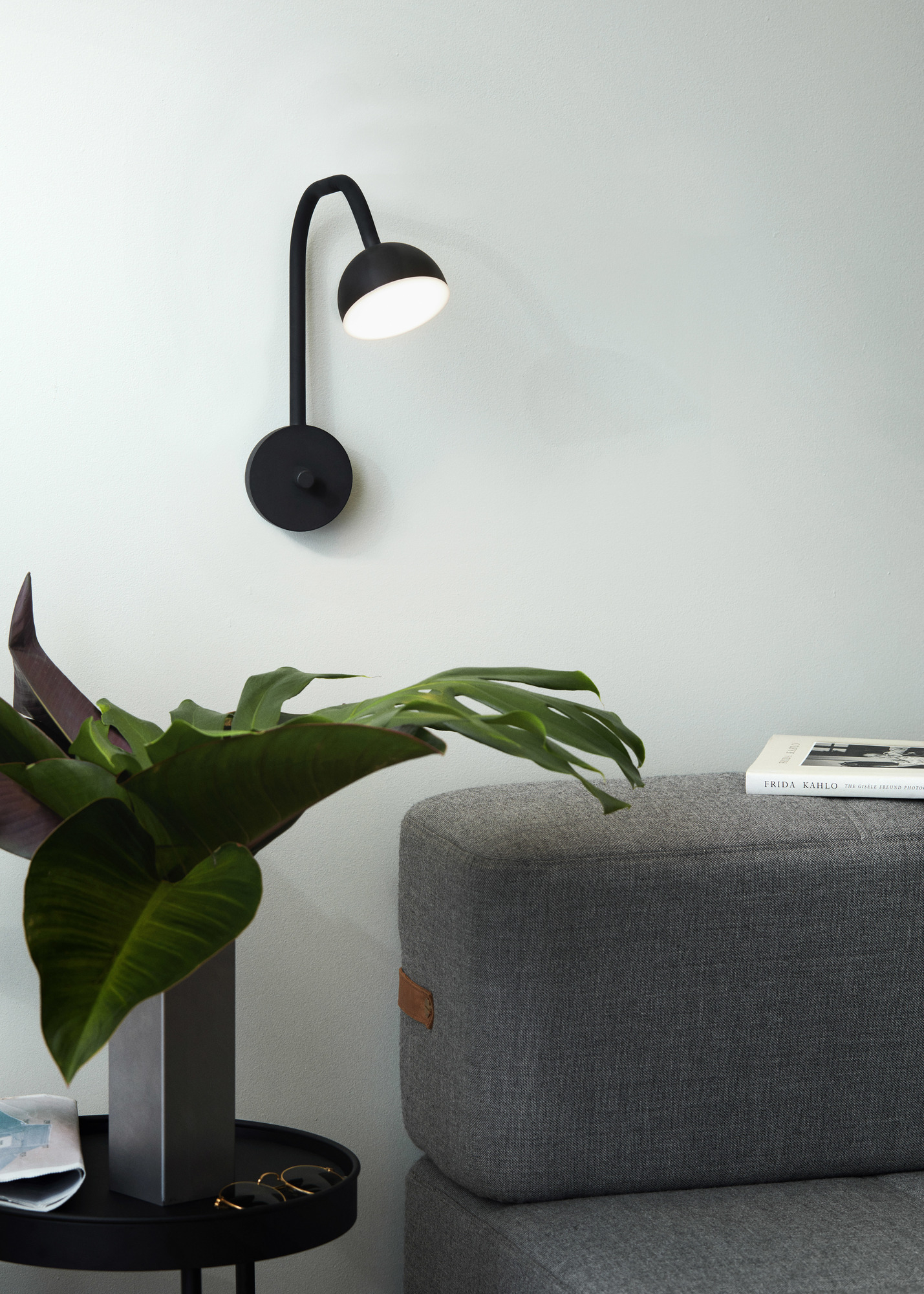 Nahaufnahme der Northern Blush LED Wandleuchte in Schwarz, modernes Design.