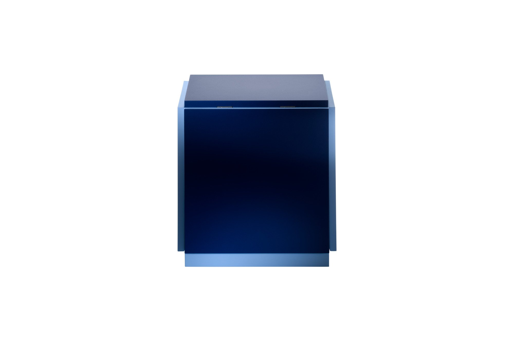 K10N Klapptisch von Tecta, Edition Bauhausnowhaus, geschlossen. Mobiler Tisch auf Rollen, blau.