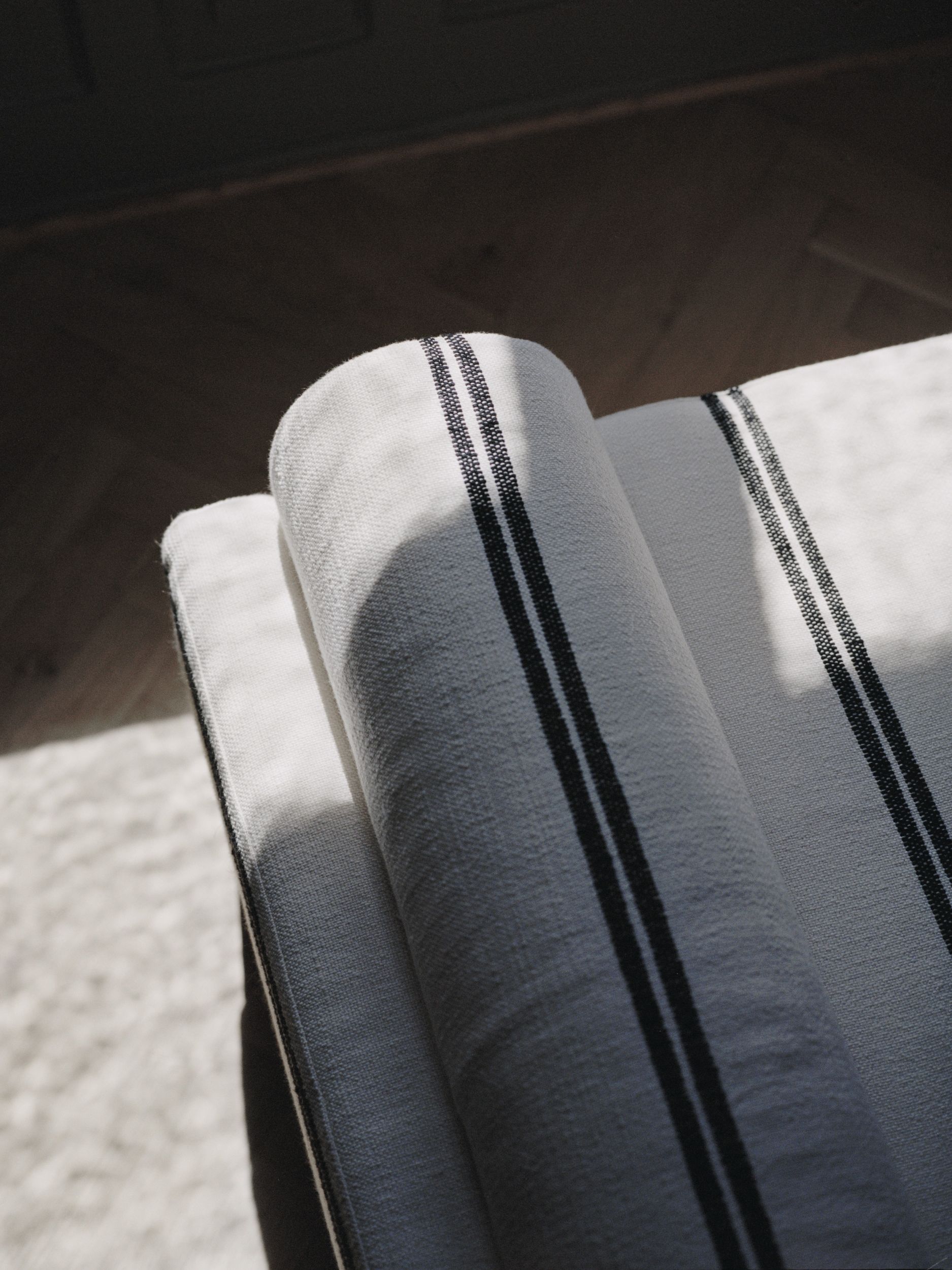 Detailaufnahme des Mass Tagesbetts Ohio mit schwarzem Streifenmuster und Textur.