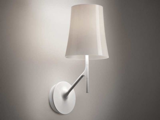 Weiße Birdie Wandleuchte von Foscarini mit Schirm und Wandhalterung, modernes Design für Innenräume.