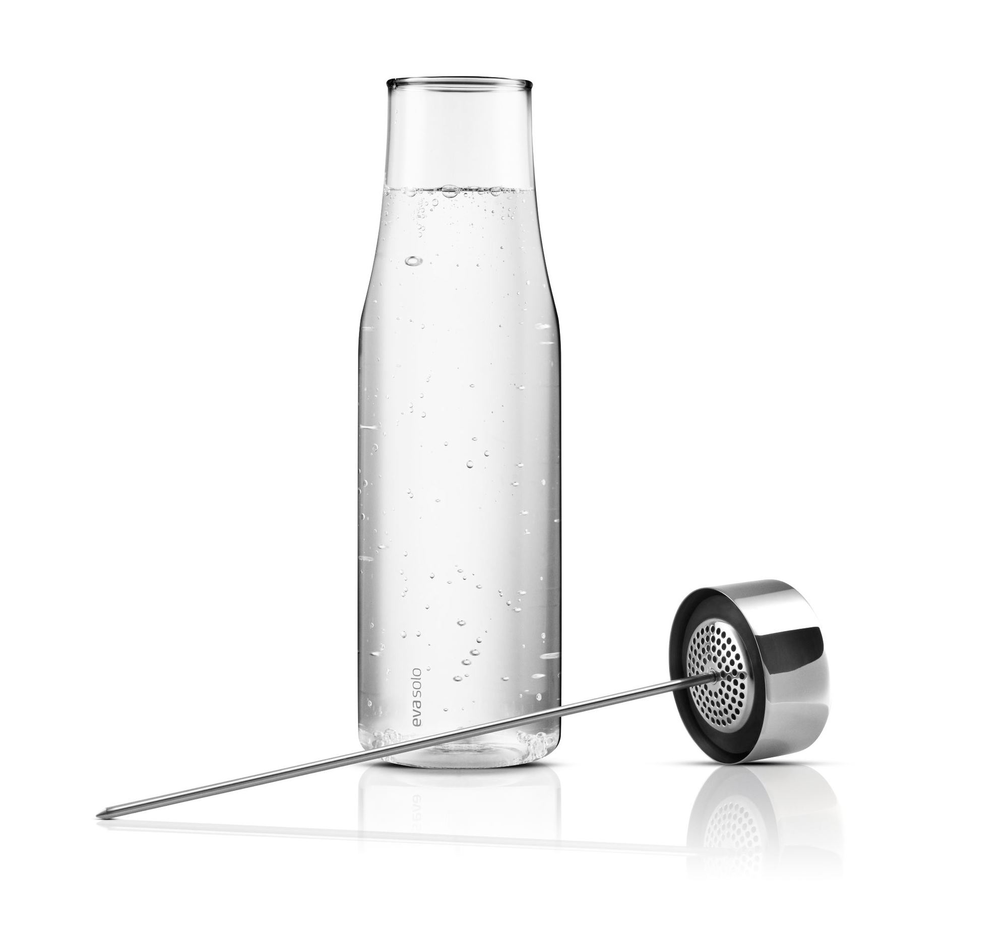 Glas-Karaffe von Eva Solo mit Wasser und Aromastab für frische Getränke.