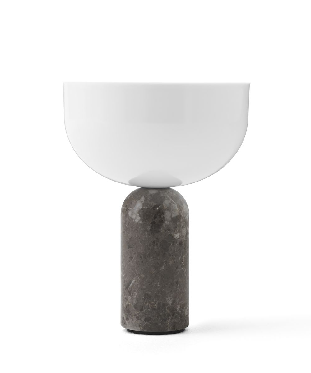 Kizu Tischleuchte in Sumpfgrau: Moderne Akkuleuchte mit weißem Schirm und Marmorfuß.