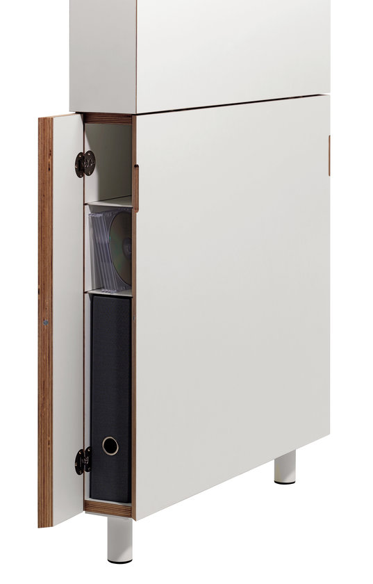 Detailaufnahme: Weißer Flatmate Sekretär von Müller Möbelwerkstätten mit geöffneter Tür, Ordner und CD.