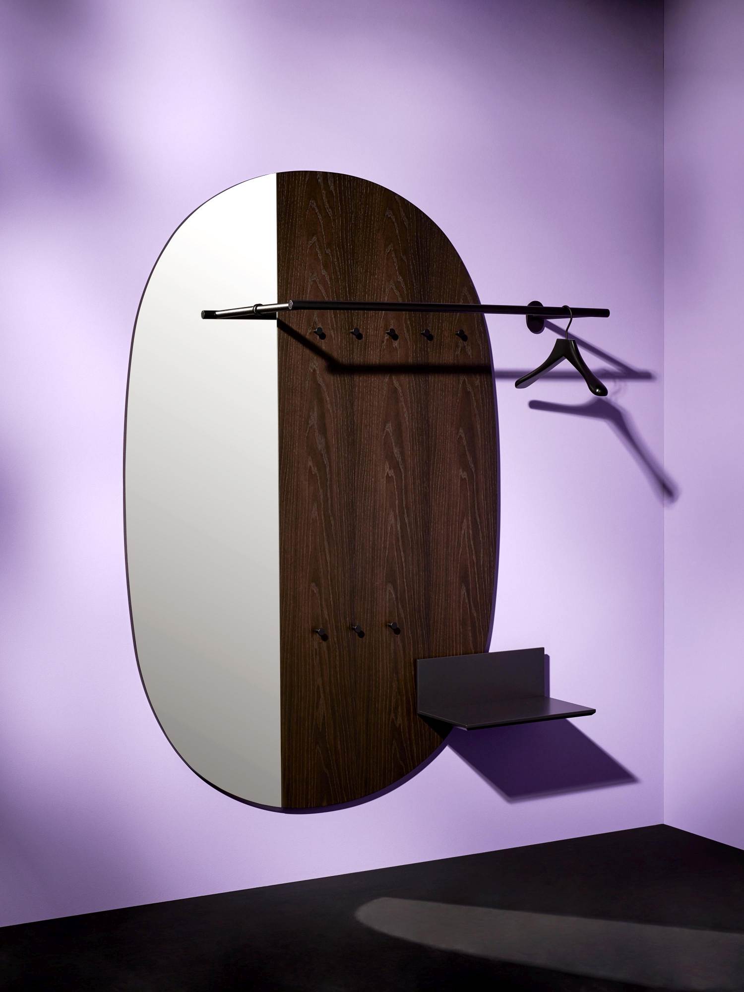 Schönbuch Mask Paneelgarderobe mit Spiegel, Kleiderstange, Haken und Ablage in modernem Design.