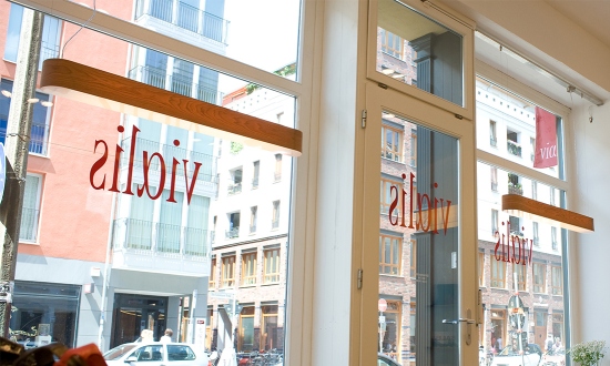 I-Club Pendelleuchte von LZF Lamps in Kirsche, moderne Hängeleuchte für stilvolle Innenräume.