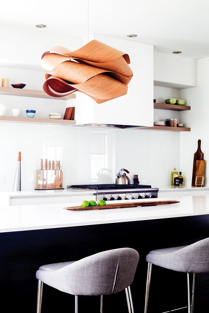 Rote Link Suspension Pendelleuchte von LZF Lamps in moderner Küche. Design Hängelampe aus Holz.