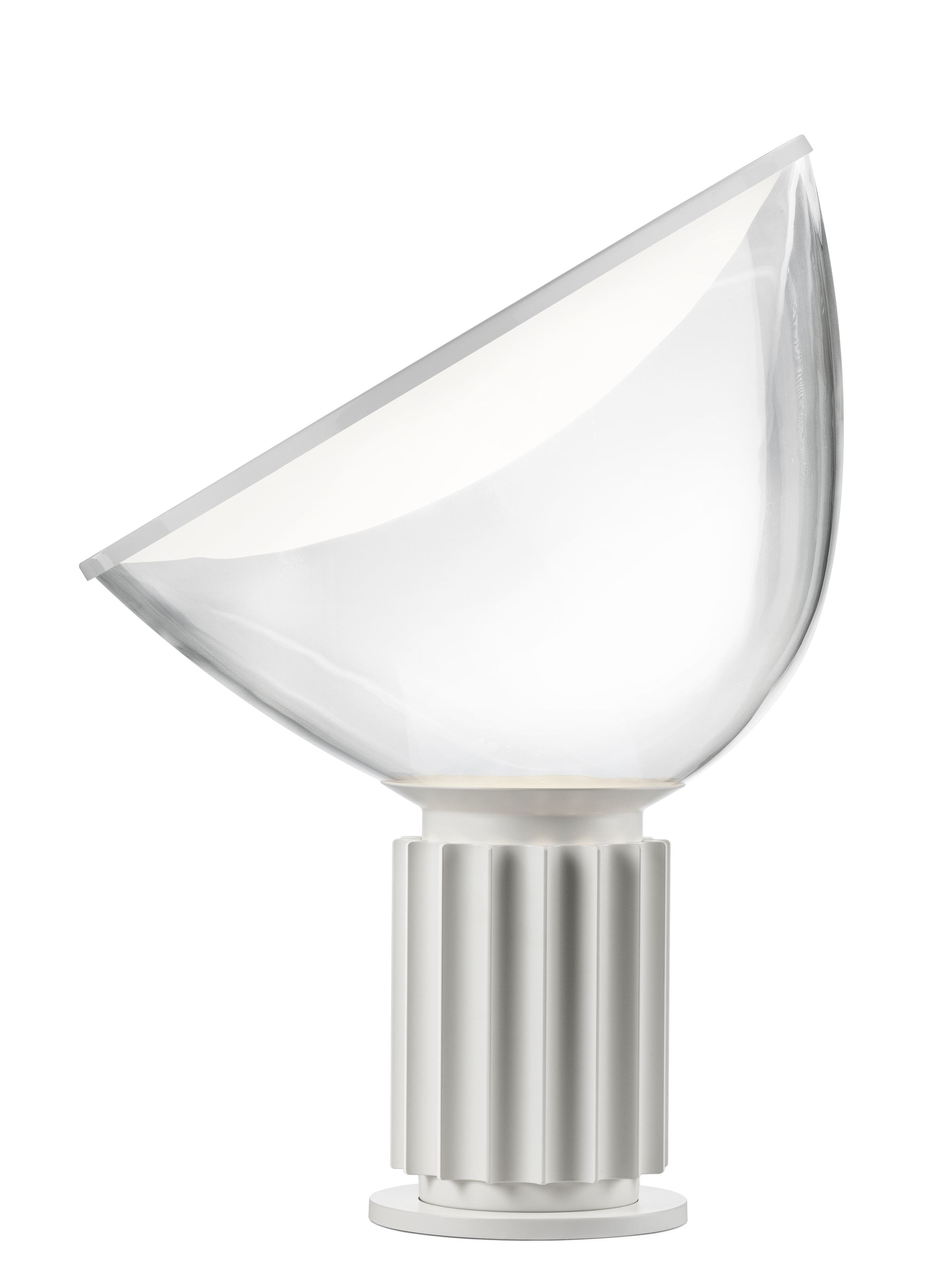 Taccia Tischleuchte von Flos: Moderne LED Lampe mit weißem, geriffeltem Sockel und Glasschirm.