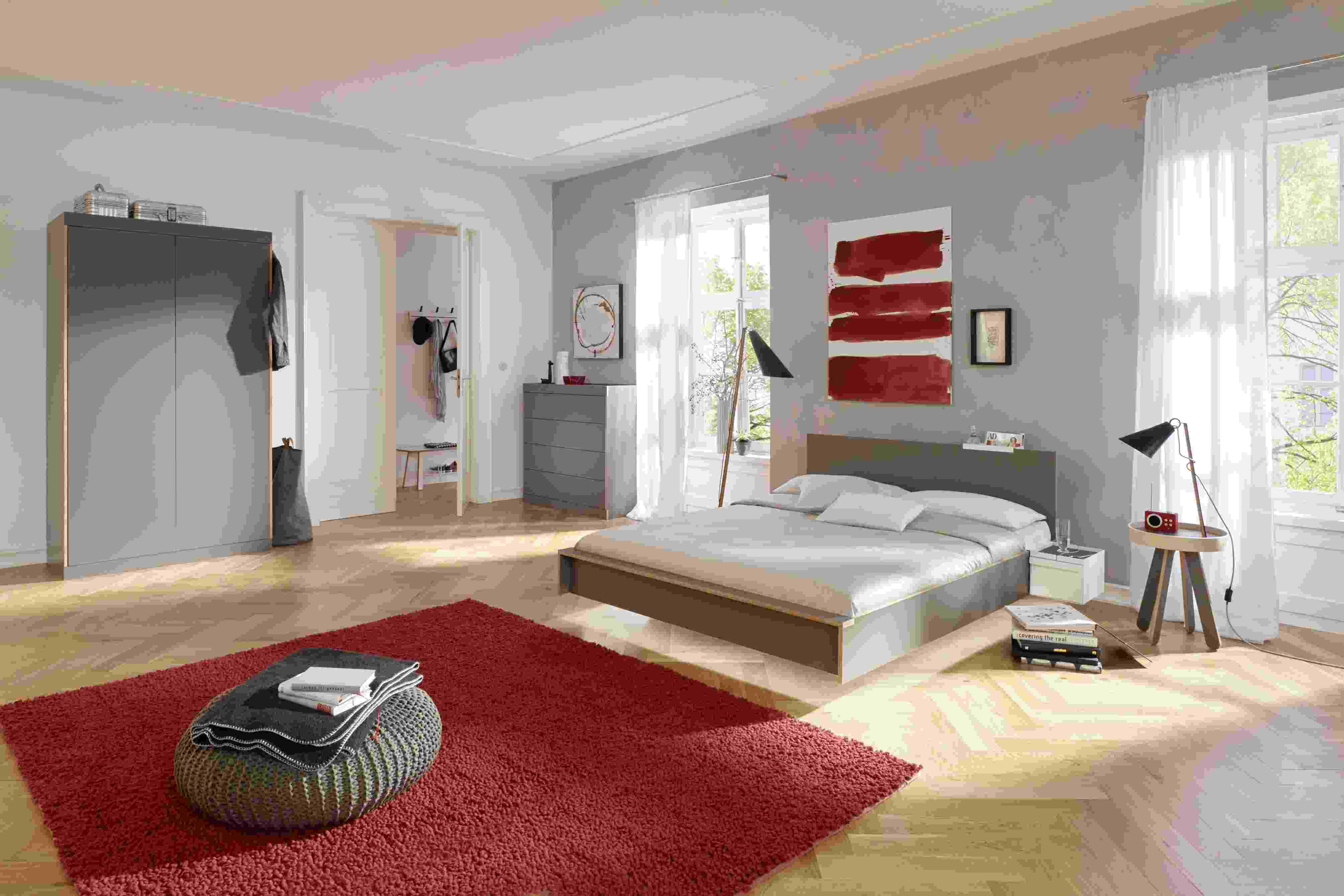 Schlafzimmer mit Flai Doppelbett von Müller Möbelwerkstätten, Kopfteil in Weiß, modernes Design.