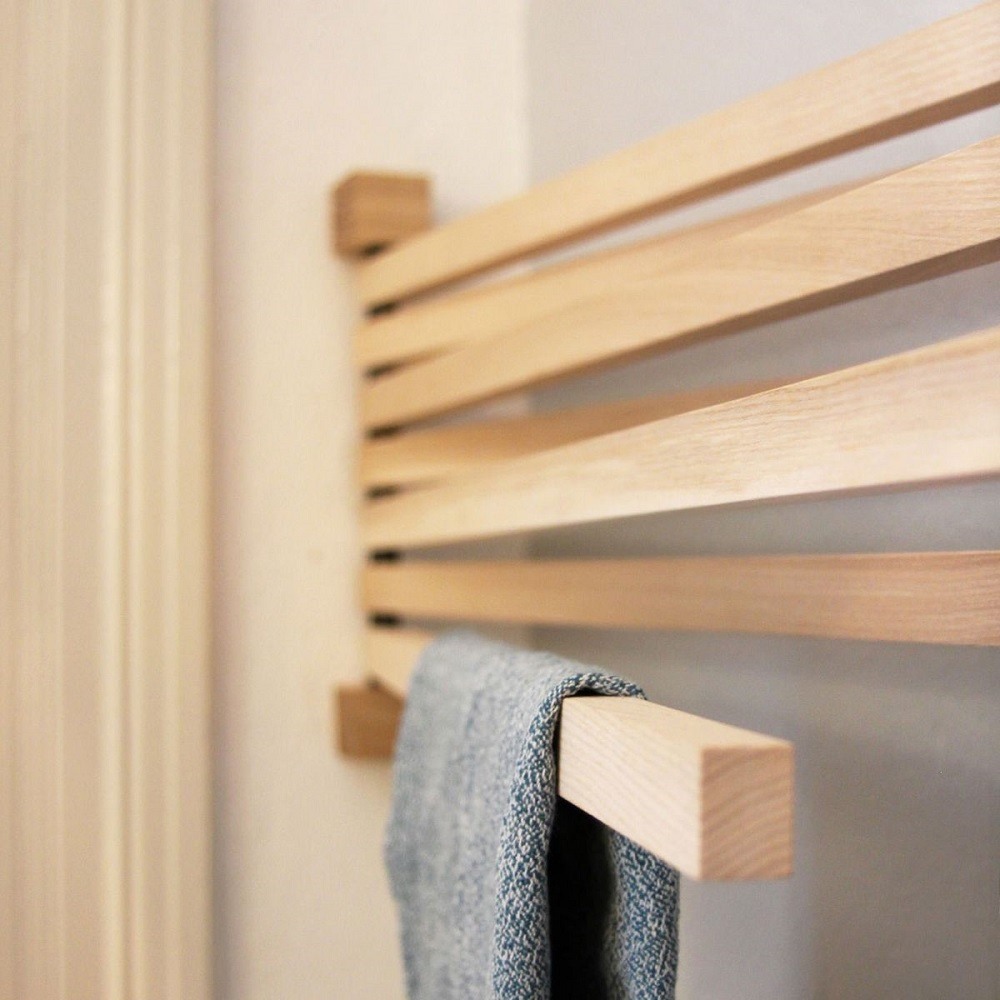 Pavo L Wandpfau Handtuchhalter aus Holz, Side by Side Design, mit blauem Handtuch.