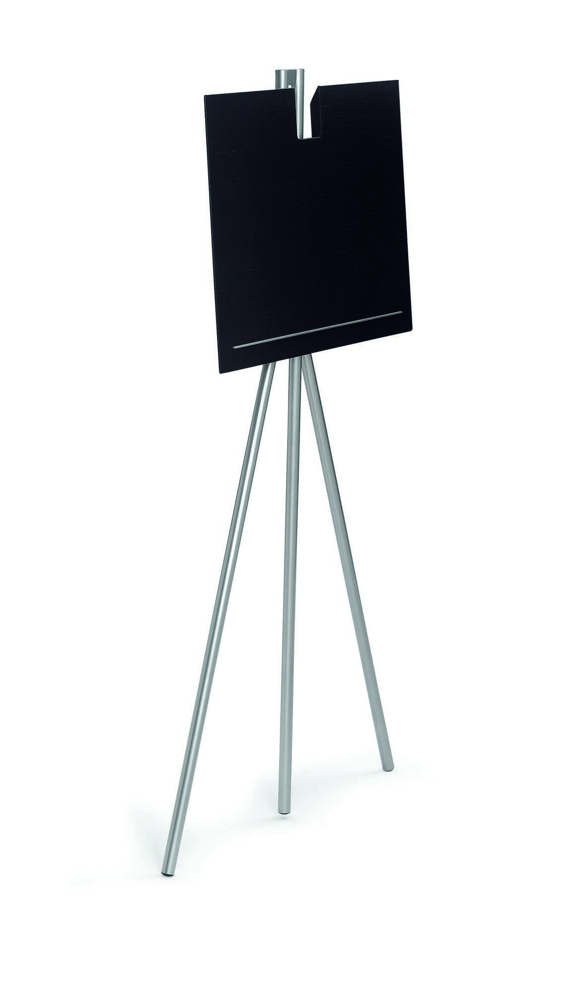 Notos Stehpult von ClassiCon mit schwarzer Schreibfläche und silbernem Stativfuß.