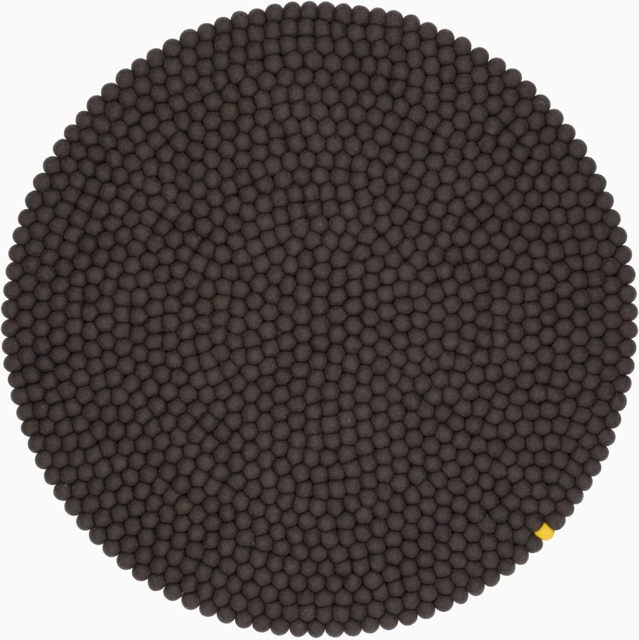 Anthrazitfarbener, runder Filzteppich (Ø 160 cm) von myfelt, gefertigt aus vielen kleinen Filzkugeln.