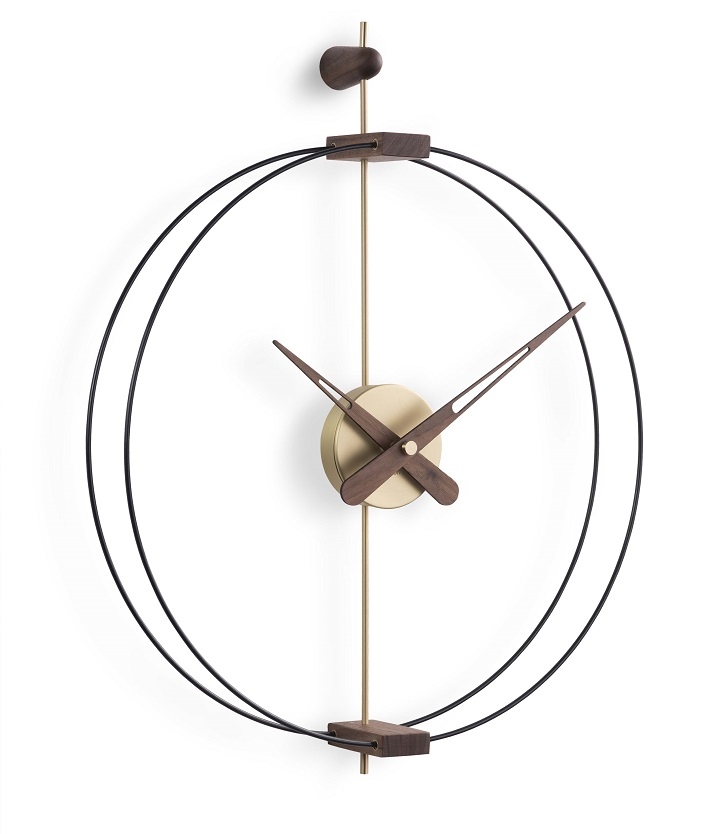 Micro Barcelona Clock Wanduhr von Nomon: Moderne Wanduhr mit schwarzem Rahmen, goldenem Zifferblatt und Holzdetails.