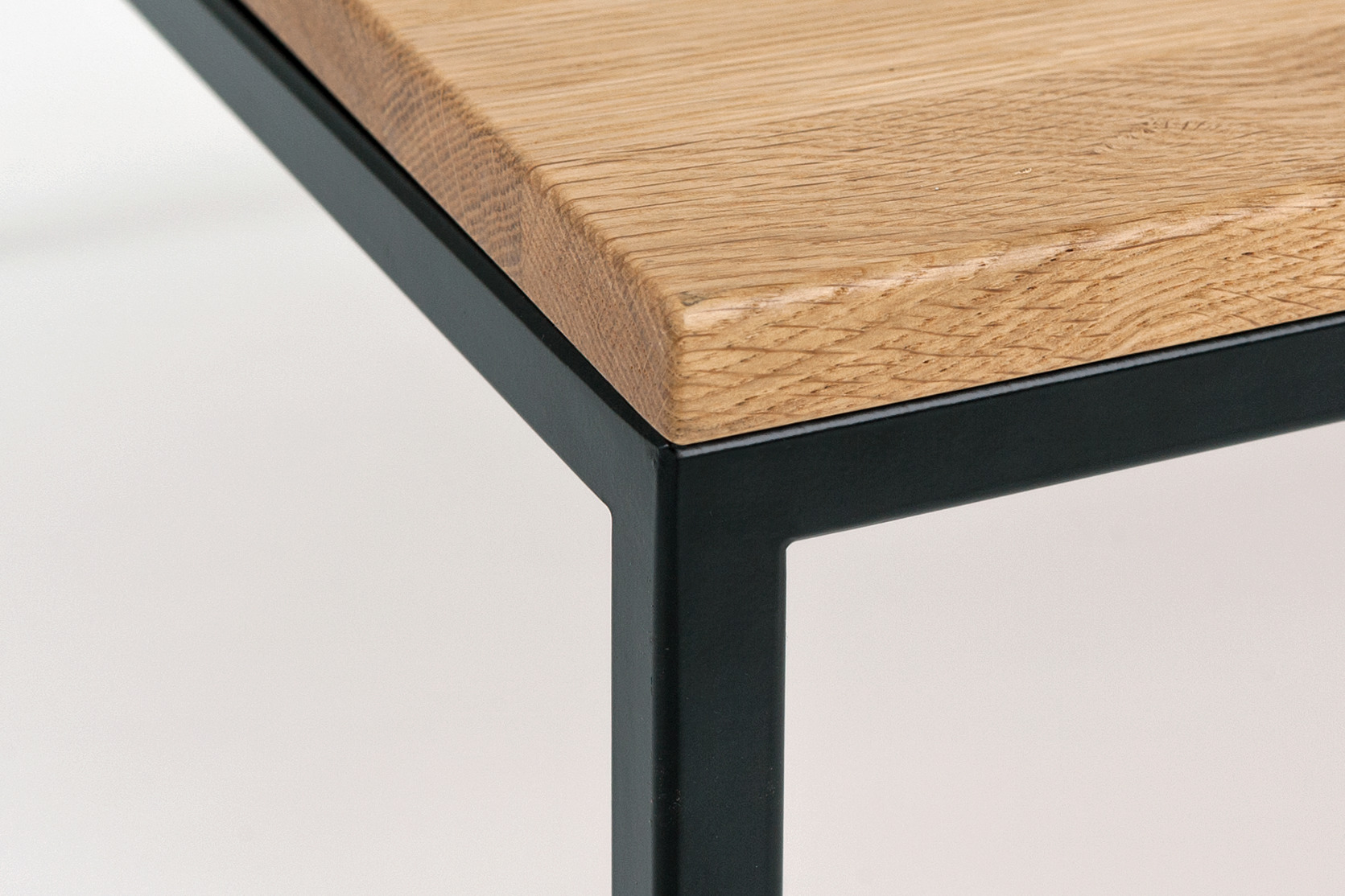 Detailaufnahme Hans Hansen Couchtisch: Tischplatte aus Eichenholz mit schwarzem Metallgestell.