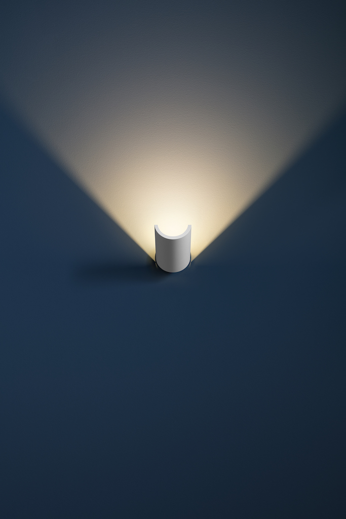 Nahaufnahme der U. W Wandleuchte von Catellani & Smith in Weiß an blauer Wand.