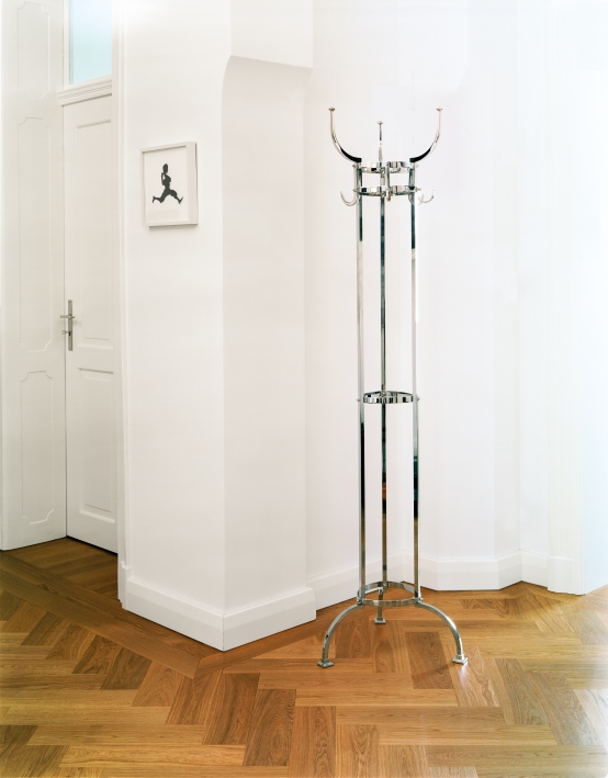 Nymphenburg Garderobenständer von ClassiCon aus glänzendem Nickel, freistehend im hellen Flur. Design Garderobe für Jacken und Mäntel.