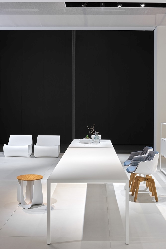 Innenaufnahme: Moderner SIGN Sessel von MDF Italia in Schlamm matt, Indoor/Outdoor Sitzmöbel Design.